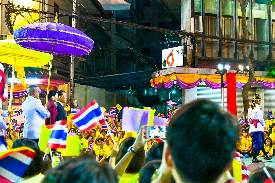 Kung Rama X och drottning Suthida besöker Chinatown i Bangkok 2019